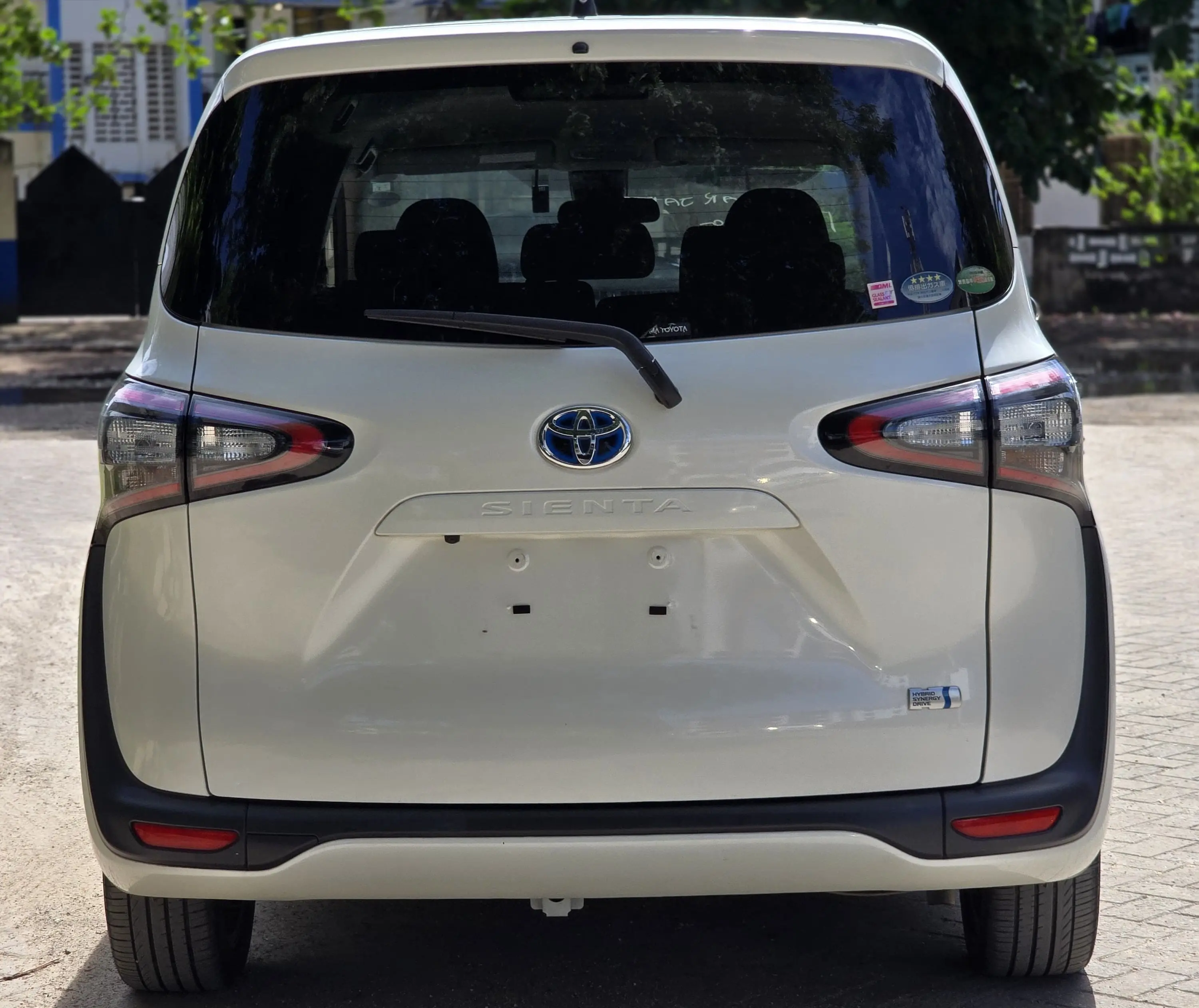 Toyota Sienta rear